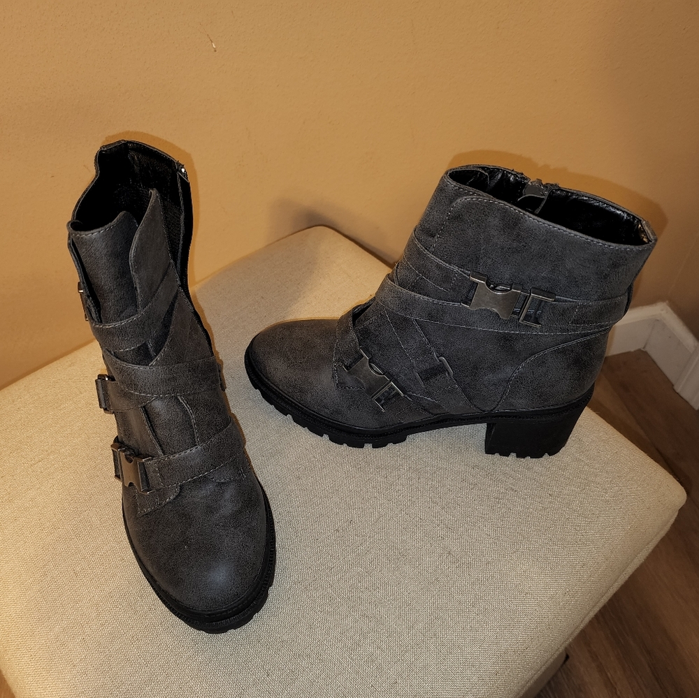 Gray boots by Jellypop size 9